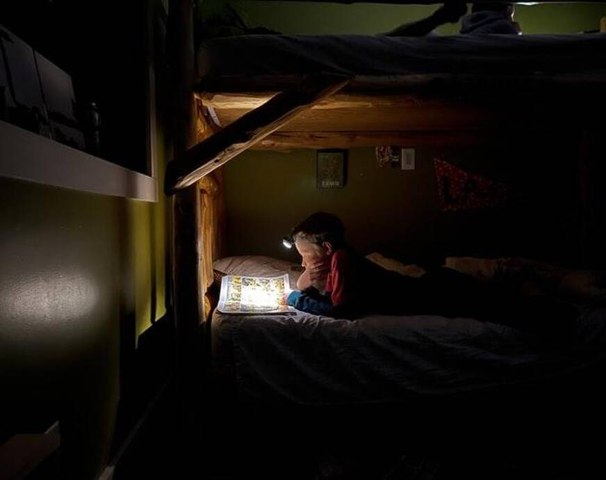 kind leest in bed
